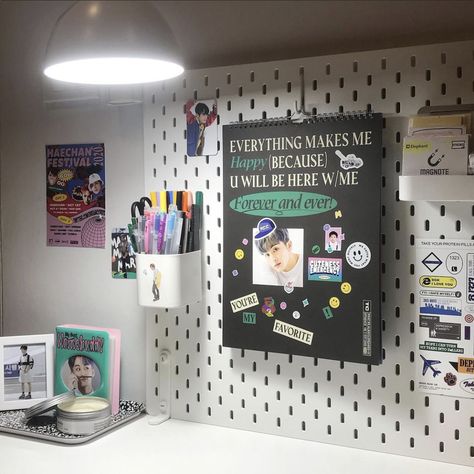 Kpop Desk, Pegboard Ideas, Study Desk Decor, Desk Inspo, Desk Inspiration, Room Desk, Cute Room Ideas, Room Renovation, Redecorate Bedroom