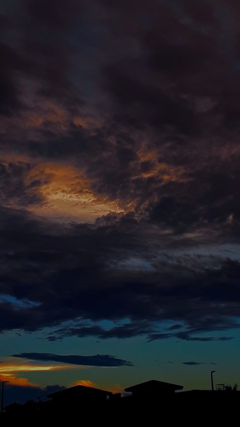 Stormy Sky Photography, Stormy Wallpaper, Cold Aesthetic, Stormy Sunset, Stormy Skies, Paintings Ideas, Stormy Sky, Sunset City, Orange Sky