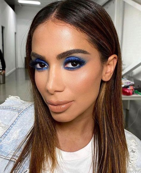 The Sexiest Celebrity Makeup Looks to Recreate This Summer Eyeliner Bleu, Navy Blue Makeup, Blue Eyeshadow Looks, Disco Queen, Patrick Ta, Bold Makeup Looks, Celebrity Makeup Looks, Barbie Makeup, Simple Makeup Looks