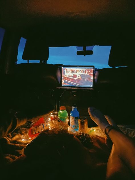 Car Movie Night Date, Cute Date Ideas Aesthetic Fall, Chill Dates Ideas, Stargazing Date Truck, Cute Couple Movie Night, Movie In Car Date, Back Of Car Date Ideas, Car Boot Date, Drive In Movie Car Set Up