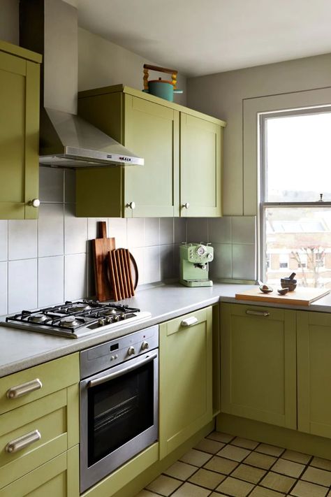 Try A Green Kitchen For A Fresh Look, Paint Ideas And Tips - Mylands Small Yellow Kitchen Ideas, Avocado Green Paint, Green Shaker Cabinets, Grey Marble Kitchen, Interior Remodeling, Renovation Kitchen, Kitchen Designer, Green Kitchen Cabinets, Neutral Kitchen