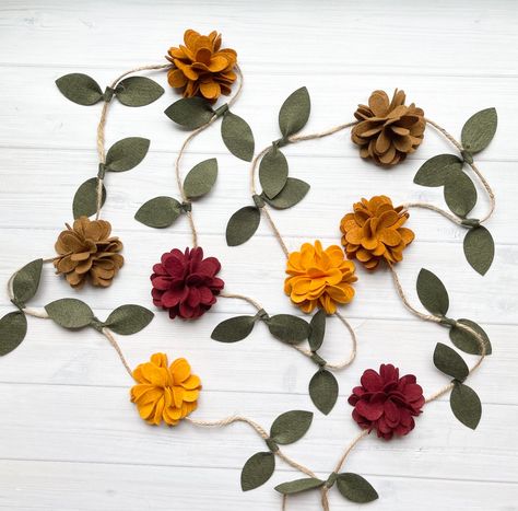 Red Nursery Ideas, Felt Pumpkin Garland, Felt Leaf Garland, Diy Fall Garland Ideas, Fall Felt Garland, Felt Wall Art, Felt Flower Garland, Fall Party Decorations, Rolled Paper Flowers