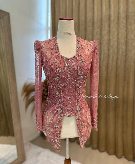 Kebaya Rose Gold Hijab, Kebaya Dusty Pink, Kebaya Rose Gold, Engagement Dress For Girl, Kutu Baru Modern, Kebaya Wisuda Hijab, Model Kebaya Wisuda, Kebaya Simple, Kebaya Lamaran