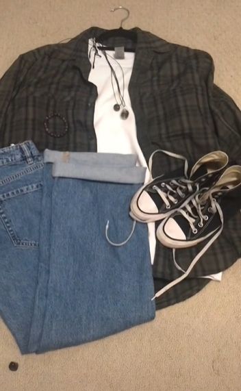 Mens Midwest Emo Style, Male Outfits Layout, Flannel Masc Outfits, 90s Grunge Guys Outfit, Masc Button Up Outfits, Grunge Outfits For Men, Downtown Guy Outfits, Nerdy Boy Outfits, Grunge Boy Outfits 90s