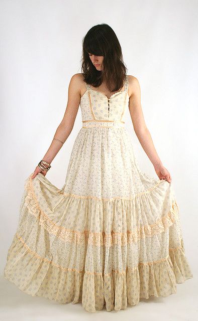 Vintage Gunne Sax dress; I have one very similar, only mine has small pink flowers on it. Love it! 70s Prairie, Vintage Gunne Sax Dress, Prairie Chic, Romantic Fashion, Haine Diy, Boho Mode, Sax Dress, Gunne Sax Dress, Vintage Closet