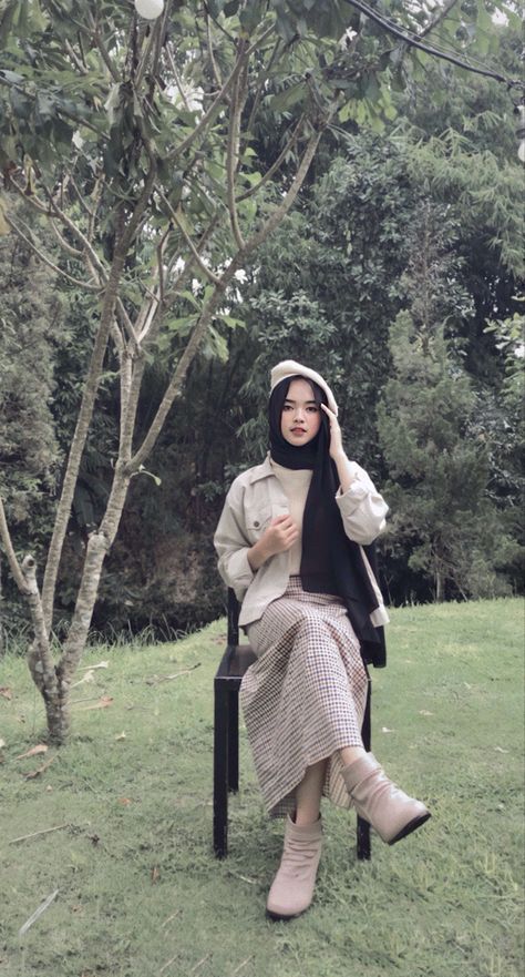 Dark Academia Hijab Outfit, Vintage Outfits Hijab Year Book, Ootd Vintage Hijab Casual, Ootd Vintage Hijab, Outfit Vintage Hijab, Baret Outfit, Ootd Muslim, Vintage Hijab, Ootd Vintage