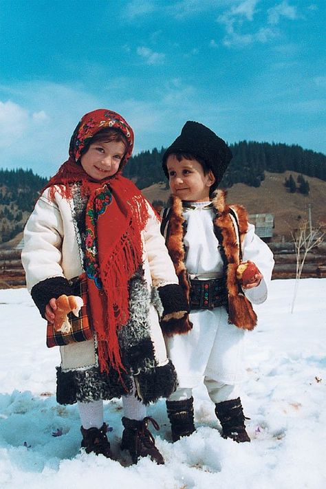 Romania Rural Romania, Traditional Dressing, Costumes Around The World, Romania Travel, We Are The World, Cultural Diversity, Folk Costume, People Of The World, World Cultures