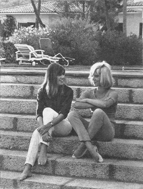 Sylvie Vartan et Francoise Hardy Sylvie Vartan, Vartan Sylvie, 60s Look, French New Wave, France Gall, Francoise Hardy, Summer Wines, Street Smart, French Girls