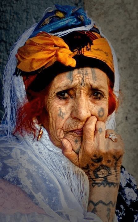 Old Faces, We Are The World, Foto Art, Nature Tattoos, Old Woman, People Of The World, Many Faces, World Cultures, Interesting Faces