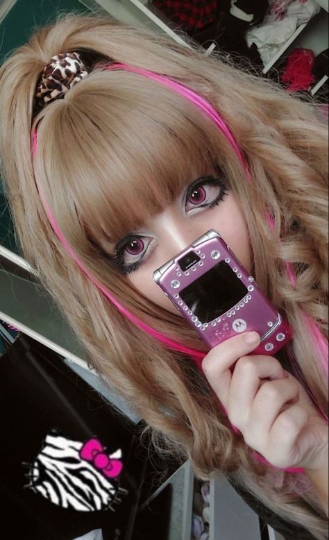 Gyaru Makeup Aesthetic, Tsuyome Makeup, Platinum Blonde And Brown Hair, Gyaruo Hair, Pink Gyaru Makeup, Agejo Gyaru Makeup, Tsuyome Gyaru Makeup, Rokku Gyaru Makeup, Agejo Gyaru Fashion