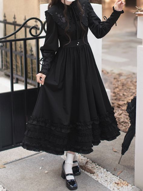 19th Century Gothic Fashion, Black Concert Dress Orchestra, Gothic Style Dress, Black Frilly Dress, Dracula Outfit, Victorian Outfits Women, Casual Goth Dress, Victorian Black Dress, Inking Reference