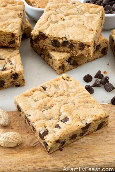 Cabin Treats, Caramel Drizzle Recipe, Peanut Butter Blondies Recipe, Blondies Cookies, Peanut Butter Blondies, Peanut Butter Cookie Bars, Caramel Cookies Bars, Easy Peanut Butter Cookies, Chocolate Chip Bars