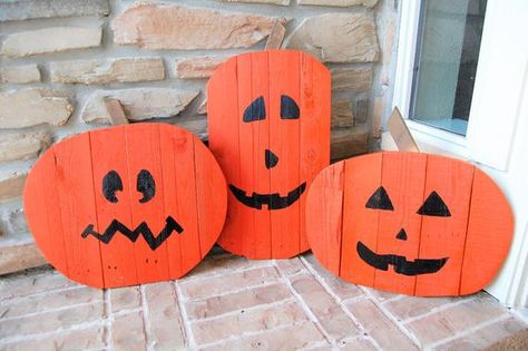 Halloween Lawn Decorations, Pallet Pumpkin, Fall Yard Decor, Halloween Lawn, Halloween Wood Crafts, Rustic Halloween, Home Yard, Jack O'lantern, Wooden Pumpkins