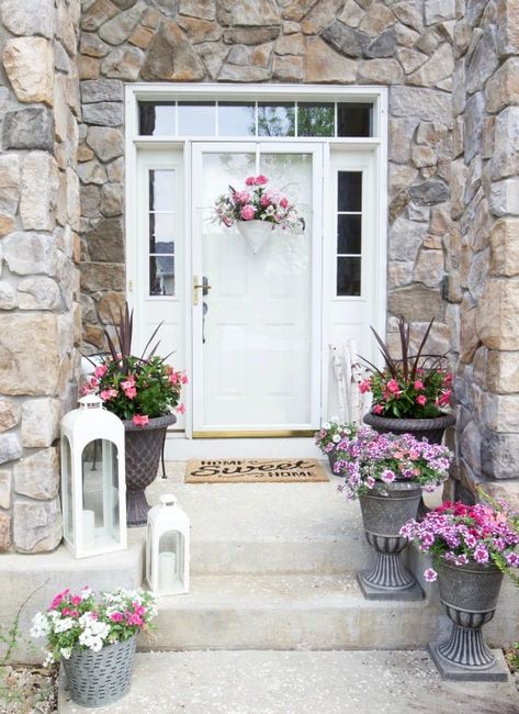 Front Porch Planter Ideas, Small Stairs, Small Front Porch Decor, Porch Planter Ideas, Veranda Design, White Front Door, Front Porch Flowers, Front Porch Steps, Front Porch Planters