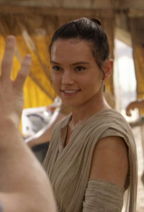 behind the scenes of Star Wars the Force Awakens - Daisy Ridley as Rey Daisy Ridley Star Wars, John Bennett, Travel Mood, Mood Design, Daisy Ridley, Rey Star Wars, Ootd Photography, Lifestyle Women, Star Wars Women