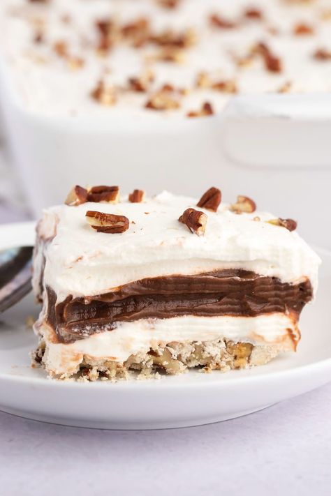 This easy chocolate delight recipe really lives up to its name, with a pecan crust, cheesecake and chocolate pudding filling, and whipped cream on top. Pecan Crust Cheesecake, Chocolate Delight Dessert, Chocolate Delight Recipe, Pecan Delight, Delight Recipes, Delight Dessert, Chocolate Pudding Desserts, Pecan Crust, Pecan Desserts