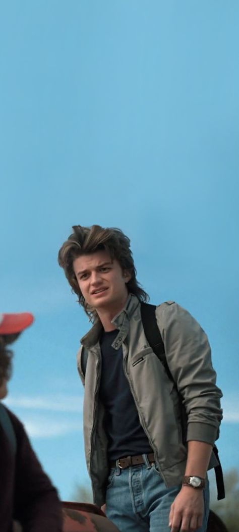 Steve Harrington Background, Stranger Things Steve Wallpaper, Steve Harrington Dbd, Steve Harrington Wallpaper, Steve Harrington Aesthetic, Stranger Things Season 2, Stranger Things Steve, 80s Aesthetic, Joe Keery