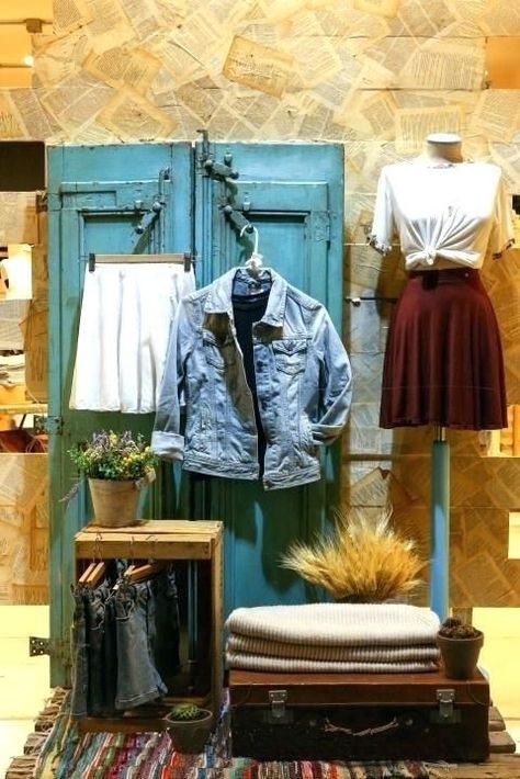 Store Display Ideas Boutiques, Clothes Shop Display, Clothes Shop Interior, Shop Display Ideas, Boutique Window Displays, Boutique Displays, Boutique Store Displays, Merchandise Display, Vintage Store Displays