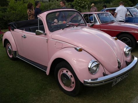 Would love for this to be the "get away" for the wedding but I will let my husband choose the car :) Pink Vw Beetle, Pink Beetle, Van Vw, Pink Convertible, Vw Sedan, Vw Vintage, Girly Car, Old Pink, Cars Vintage