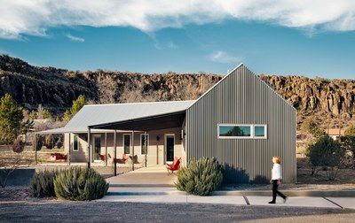 Marfa Modern, Cinder Block House, Hill Country Homes, Marfa Texas, Desert Fashion, Minimal House Design, Desert Homes, High Desert, Corrugated Metal