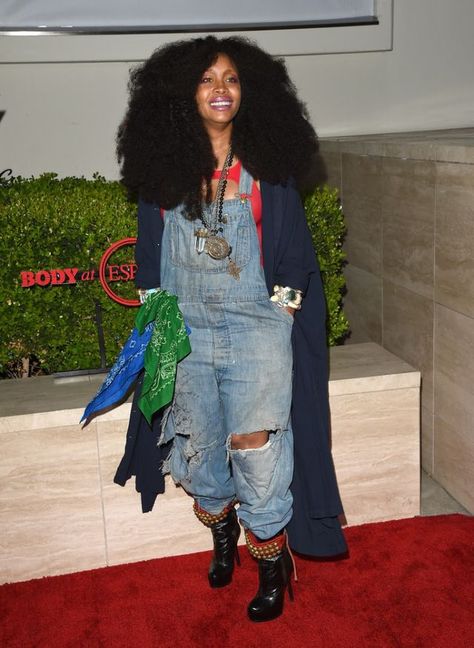 Beauty Crush Wednesdays #BCW : Erykah Badu Erykah Badu Style, Afro Punk Fashion, Distressed Overalls, Beauty Crush, Erykah Badu, Earthy Outfits, Afro Punk, Runway Show, Celebrity Fashion