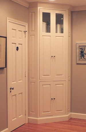 Bathroom Linen Cabinet Built In Corner, Diy Tall Corner Cabinet, Corner Storage Built In, Corner Linen Cabinet Bathroom, Corner Cubords Ideas Kitchen, Corner Storage Closet, Tall Corner Storage Cabinet, Tall Corner Cabinet Ideas, Custom Corner Cabinet