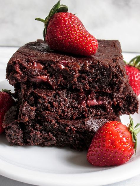 Tina Vesić: RUBY CHOCOLATE STRAWBERRY BROWNIES Ruby Chocolate, Strawberry Brownies, Creative Diary, Unsweetened Cocoa Powder, Dark Kitchen, Brownie Recipe, Chocolate Strawberry, Food Writing, Fudge Brownies