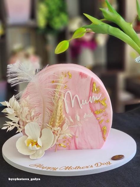 Cake For A Woman Birthday, Birthday Cake Mother Ideas, Cake For Mothers Birthday Beautiful, Mothers Cake Designs, Cake Ideas For Mother's Day, Cake Design For Mother's Day, Cake Designs For Mothers Day, Mothers Cake Ideas Birthdays, Cake For Mothers Birthday Mom