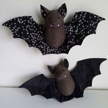 Felt Bat Pattern, Bat Sewing Pattern, Household Crafts, Swap Ideas, Bat Pattern, Kindergarten Fun, Felt Craft, Animal Patterns, Patchwork Quilting