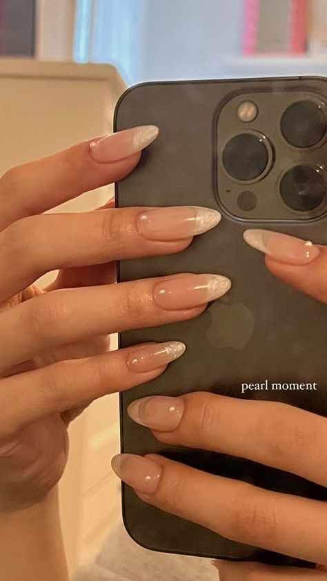 Bridal Nails Aesthetic, Oyster Shell French Nails, Pearl Nails Rhinestones, Vanilla Pearl Nails, Nail Inspo For Italy, Pearl Finish Nails, Pearl Swirl Nails, Pearly French Tip Nails, Pearl Tip Nails