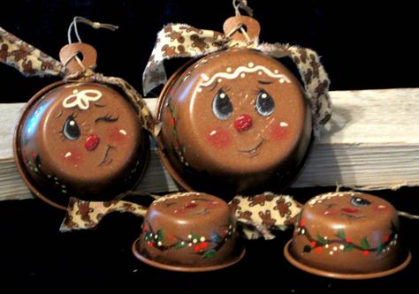 Gingerbread Man Faces, Painted Gingerbread, Diy Christmas Ornaments Gingerbread, Gingerbread Faces, Gingerbread Pizza Pan Craft, Painted Gingerbread Ornaments Diy, Painted Gingerbread Men, Hand Painted Gingerbread Ornaments, Painted Spoons