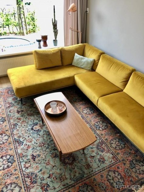 Gele bank met chaise longue en vintage vloerkleed Styling Portfolio, Vintage Bank, Utrecht, Outdoor Sectional Sofa, Sectional Couch, House Interior, New Homes, Couch, Outdoor Furniture