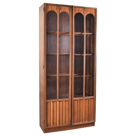 Keller Furniture MCM Lighted Display Cabinet Bookcase Style of Broyhill Brasilia | See more antique and modern Vitrines at https://www.1stdibs.com/furniture/storage-case-pieces/vitrines Mid Century Modern Bookshelf, Modern Bookcases, Broyhill Brasilia, Mid Century Books, Cabinet Bookcase, Mid Century Art Deco, Mahogany Bookcase, Bookcase Styling, Modern Bookshelf