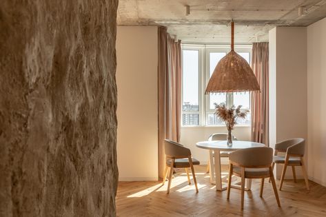 Mazanka Apartment / Makhno Studio Interior Design Coastal Style, Underground House Plans, Sergey Makhno, Coastal Style Furniture, Concrete Ceiling, Architectural Materials, Ocean And Beach, Arch House, Work Studio