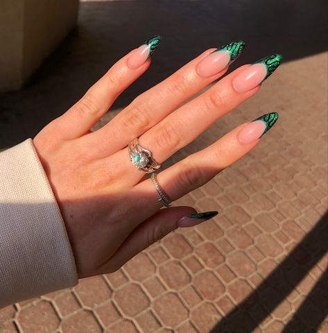 Nail Designs Harry Potter Slytherin, Slytherin Aesthetic Nails Acrylic, Snake Nails Designs Green, Simple Slytherin Nails, Slithering Nails, Green Fancy Nails, Slytherin Acrylic Nails, Slytherin Nails Aesthetic, Slytherin Nails Acrylic