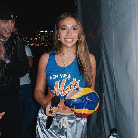 Instagram New York, New York Night, Tate Mcrae, Pop Artist, Fav Celebs, New York Mets, Girl Crush, Concert Outfit, Favorite Celebrities