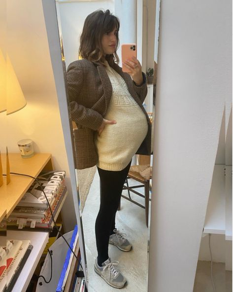 The Parisian Maternity Style Edit Jeanne Damas Pregnancy Style, Chic Pregnancy Style, Classic Boots Woman, Pregnant Outfit, Pregnancy Fashion Winter, Greasy Hair, Chloe Dress, Jeanne Damas, Compression Stockings