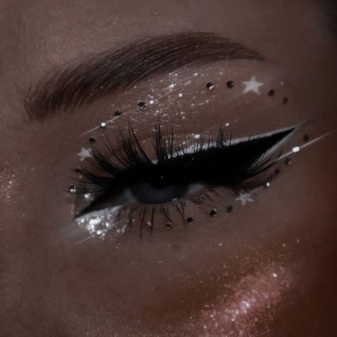 Silver Star Eye Makeup, Black Glitter Eyeliner, Lolla Makeup, Black Sparkly Makeup, Nasa Makeup, Sliver Makeup, Maquillage Yeux Cut Crease, Sparkle Makeup, Angel Makeup