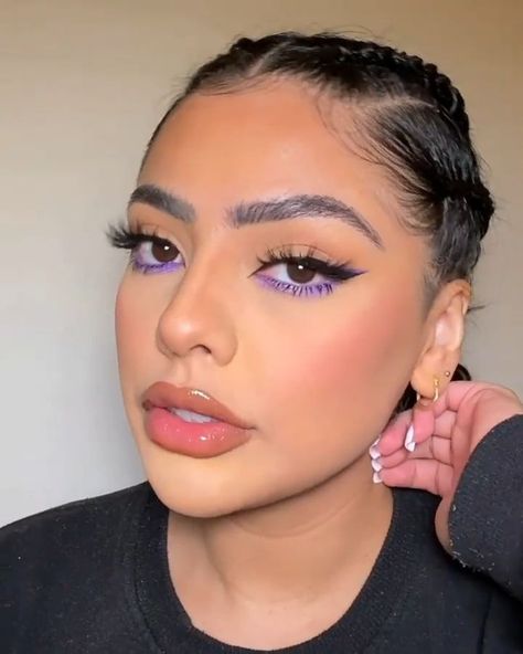 Lavander Makeup Look, Purple Makeup Ideas Simple, Purple Under Eye Makeup, Makeup For Purple Outfit, Simple Purple Makeup Looks, Natural Purple Makeup, Graduation Make Up Look, Makeup Looks For Purple Dress, Purple Dress Makeup Ideas