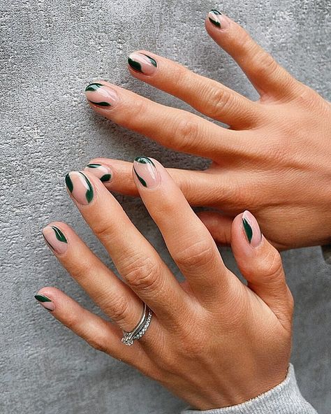 Inspiration Nails Acrylic Dark Green, Nail Two Colors, Dark Green Nail Designs, Dark Green Nail, Dark Green Nail Polish, Abstract Nails, Pedicure Nail Designs, Dark Green Nails, Green Nail Art