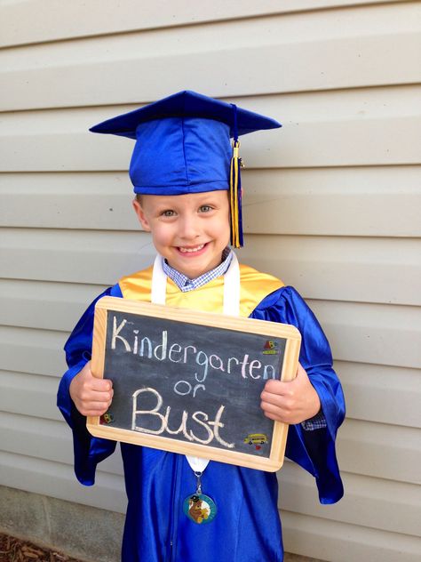 Pre-K graduation photo.  Kindergarten or Bust Toddler Photoshoot Indoor, Preschool Yearbook, Kindergarten Graduation Pictures, Vpk Graduation, Family Photo Shoot Ideas, Photoshoot Indoor, Prek Graduation, Graduation Boards, Poses Portrait