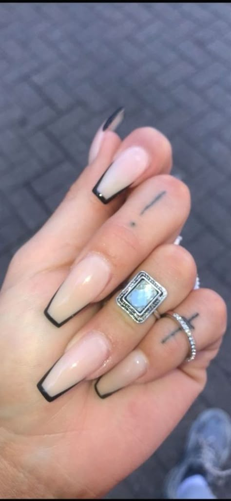 Black tipped nails #nailart #nailideas #acrylicnails Acrylic Nail Outline Design, Acrylic Nails Outline Design, Black Outline Nails Coffin, Nail Designs Outline, Black Outline Acrylic Nails, Nails With Outline Design, Nail Outline Design Coffin, Nails Outline Design, Black Outlined Nails