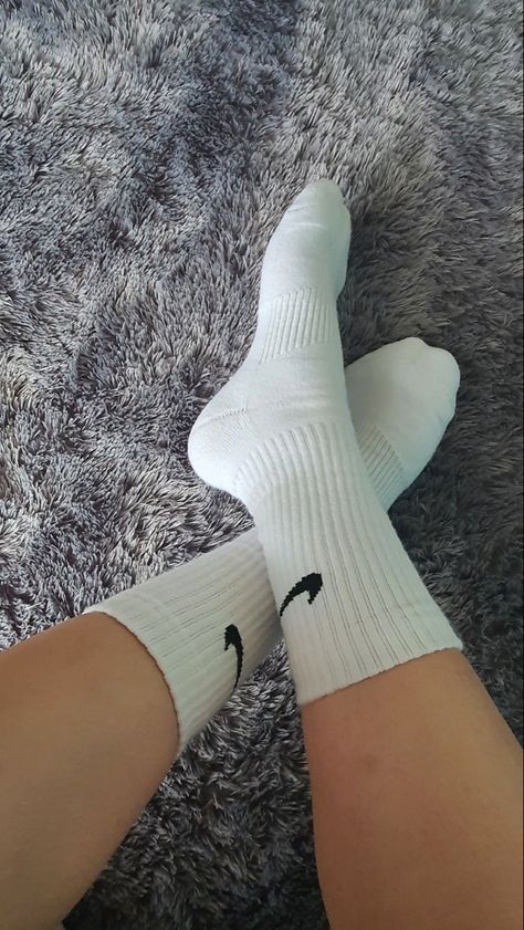 Nike Tube Socks, Adidas Socks Outfit Woman, Nike Socks Over Leggings Outfit, Adidas Socks Outfit, Sock Pics, Medias Outfit, Nike Socks Aesthetic, Nike Socks Women, Ankle Socks Outfit