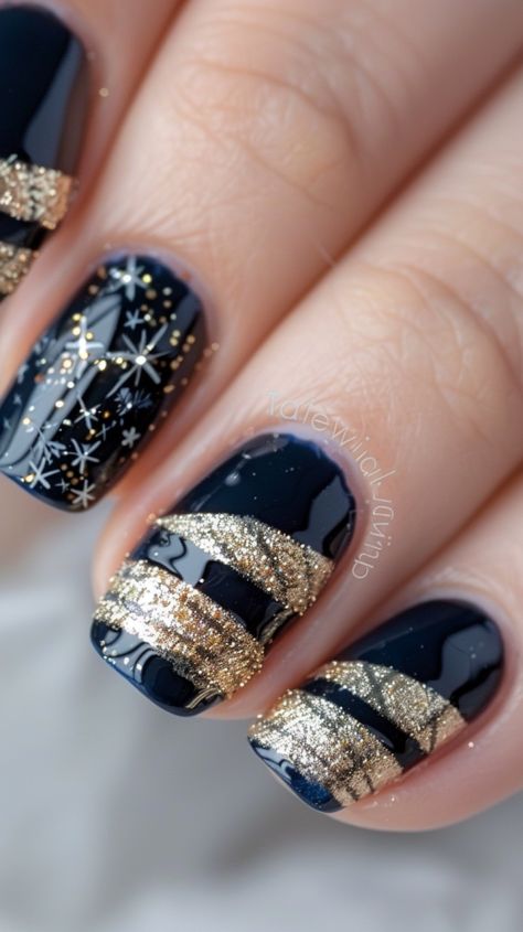 Christmas nails Starry Nails, Snowflakes Nails, Bethlehem Star, December Nails, Stunning Nail Designs, Nail Art Trends, Star Of Bethlehem, Snowflake Nails, Art Trends