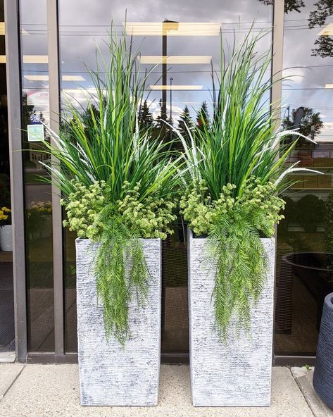 [PaidAd] 23 Essential Large Outdoor Planters Tips and Tricks To Find Out #largeoutdoorplanters Faux Outdoor Plants, Front Porch Plants, Planter Arrangements, Outdoor Vases, Large Outdoor Planters, Tanaman Indoor, Porch Plants, Porch Planters, Potted Plants Outdoor