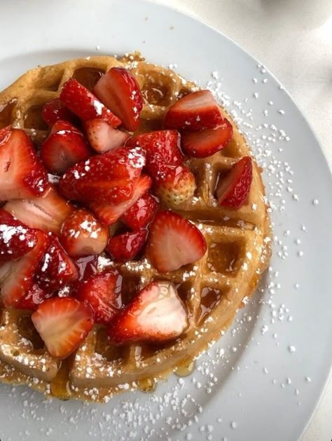 Waffle Pictures, Waffles Aesthetic, Strawberry Waffles, Cherry Cola, I Want To Eat, Culinary Arts, Aesthetic Food, Sweet Recipes, Waffles