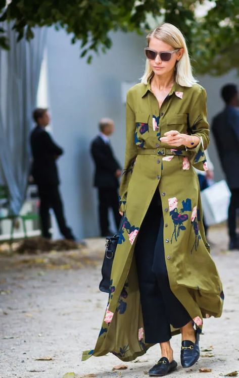 67 Best Loafers Outfit Ideas For Women 2023: What To Wear With Loafers Olive Green Outfit, Olive Clothing, Dress Over Pants, Fall Trends Outfits, Walking Down The Street, Mode Kimono, Street Style 2017, Paris Fashion Week Street Style, Transition Outfits