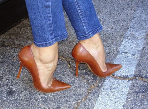 Toe cleavage n jeans,YES! Men High Heels, Pretty Heels, Brown Pumps, Men In Heels, Female Shoes, Beautiful High Heels, Stunning Shoes, Hot Heels, Pumps Heels Stilettos