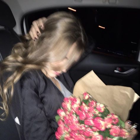 💎 💎 Blurry Aesthetic Girl, Flowers At Night, Blurry Aesthetic, Girl With Flowers, Girl Car, Luxury Lifestyle Women, Flowers Aesthetic, Photos Tumblr, Tumblr Photography