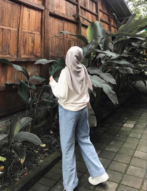 Outfit Hijab Sweater, Sweater Outfits Hijab, Style Hijab Simple, Ootd Ngampus, Ootd Sweater, Outfit Muslim, Ootd Simple, Outfit Hijab Casual, Modesty Outfits